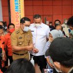 Ridwan Kamil Tinjau Pembagian BLT di Kota Bekasi