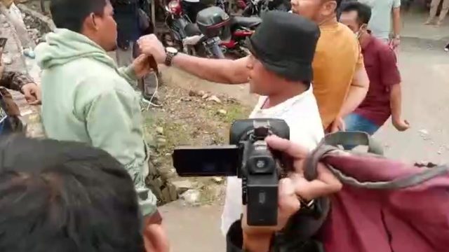 Debt Colektor Beraksi, Hadang Wartawan Dekat Polres Metro Bekasi