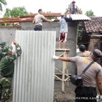 TNI - Polri Pasang Atap Rutilahu Program TMMD Ke 119